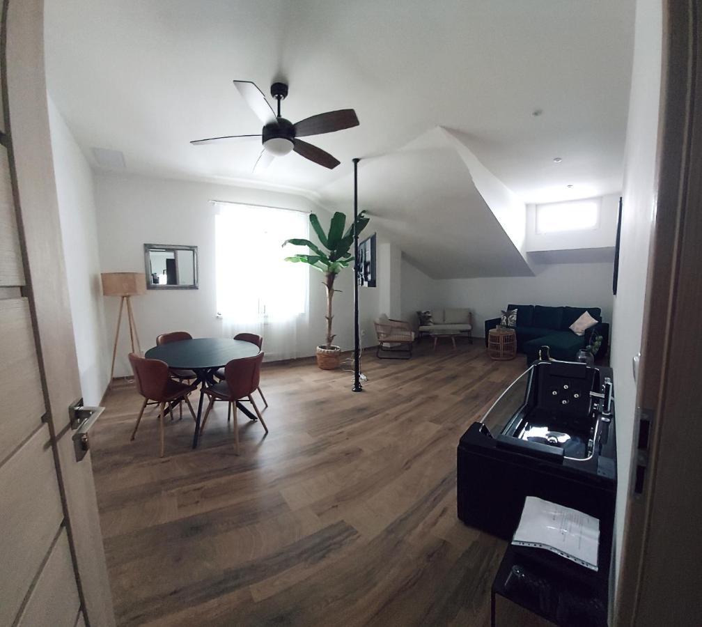 Chill N Grill Apartment 예세니크 외부 사진